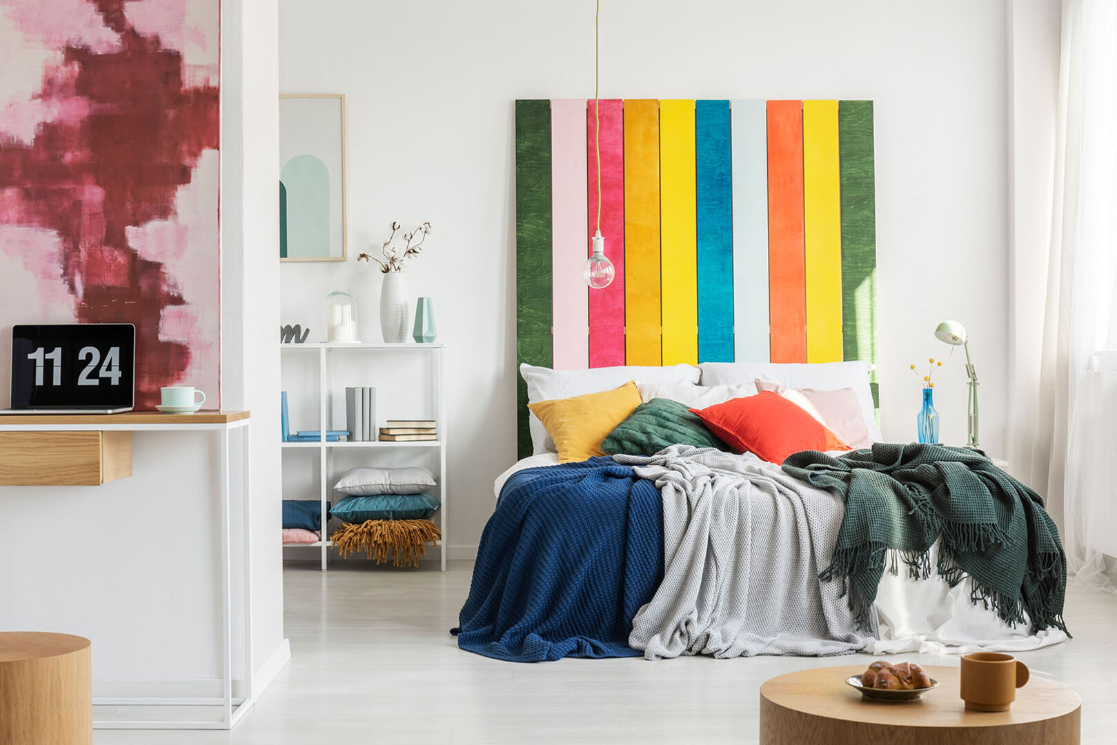 Buntes Schlafzimmer | Credit: iStock.com/KatarzynaBialasiewicz