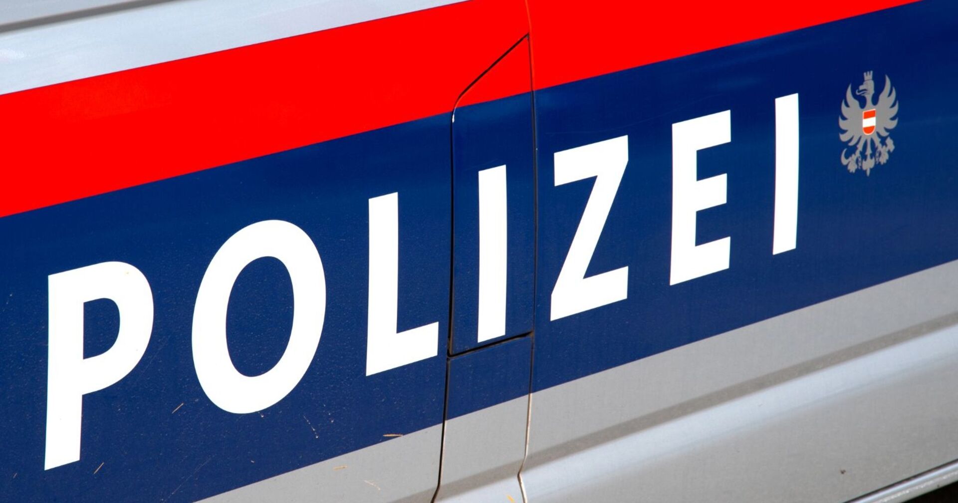 Schriftzug auf einem österreichischen Polizeiauto.