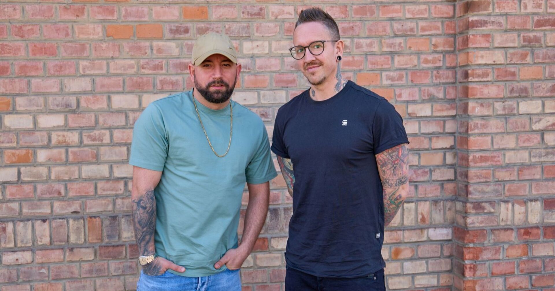 Christopher Seiler und Bernhard Speer vor einer Mauer