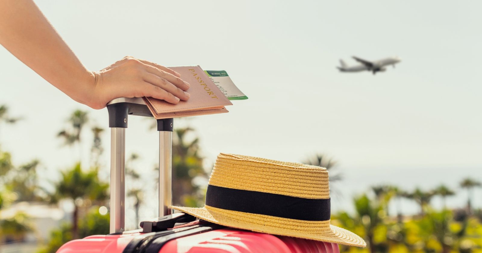 Eine Dame, welche ihren Reisekoffer und Reisepass hält