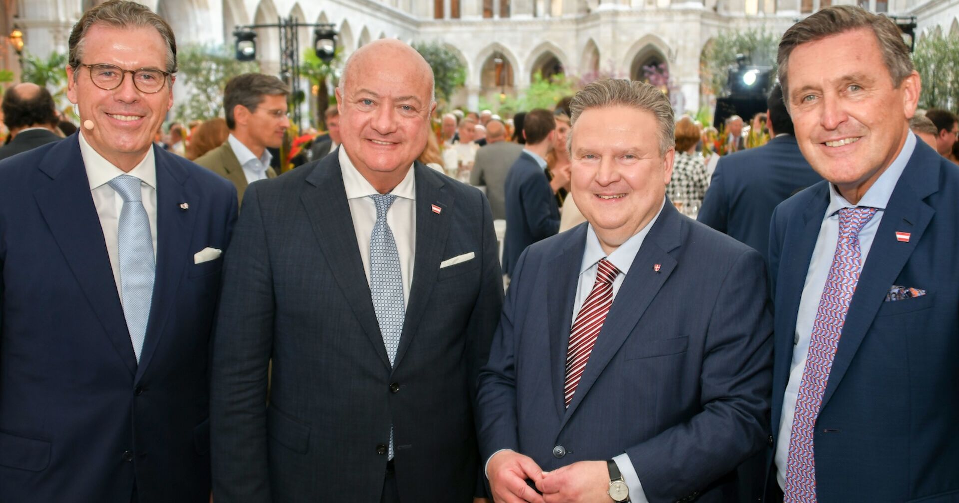 Gastgeber mit Bundeskanzler, Bürgermeister und Minister im sommerlichen Arkandenhof des Wiener Rathauses