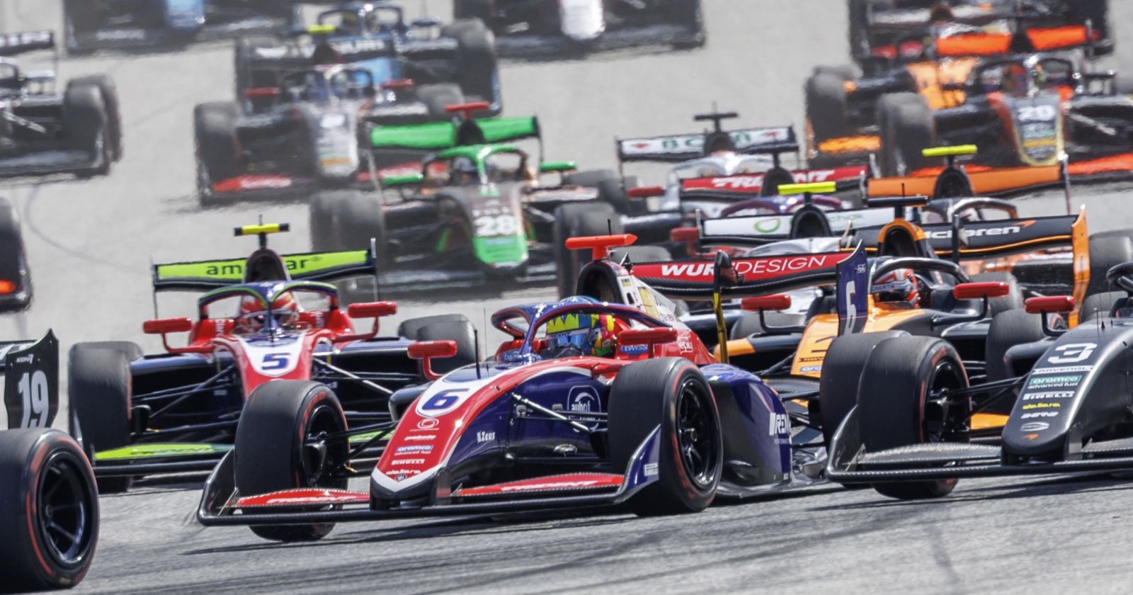 Dichtes Gedränge in Spielberg: Die Formel-2-Piloten lieferten sich bereits kurz nach dem Start harte Positionskämpfe.
