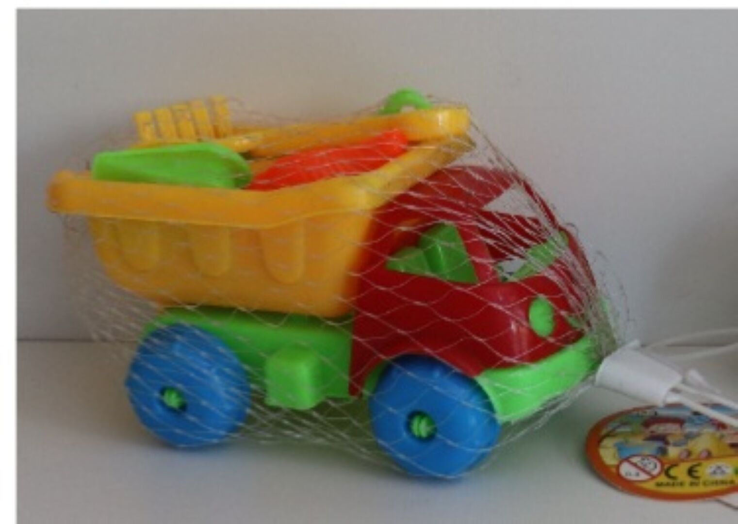 Bild des betroffenen Spielzeuges, ein Lastwagen mit Schaufel