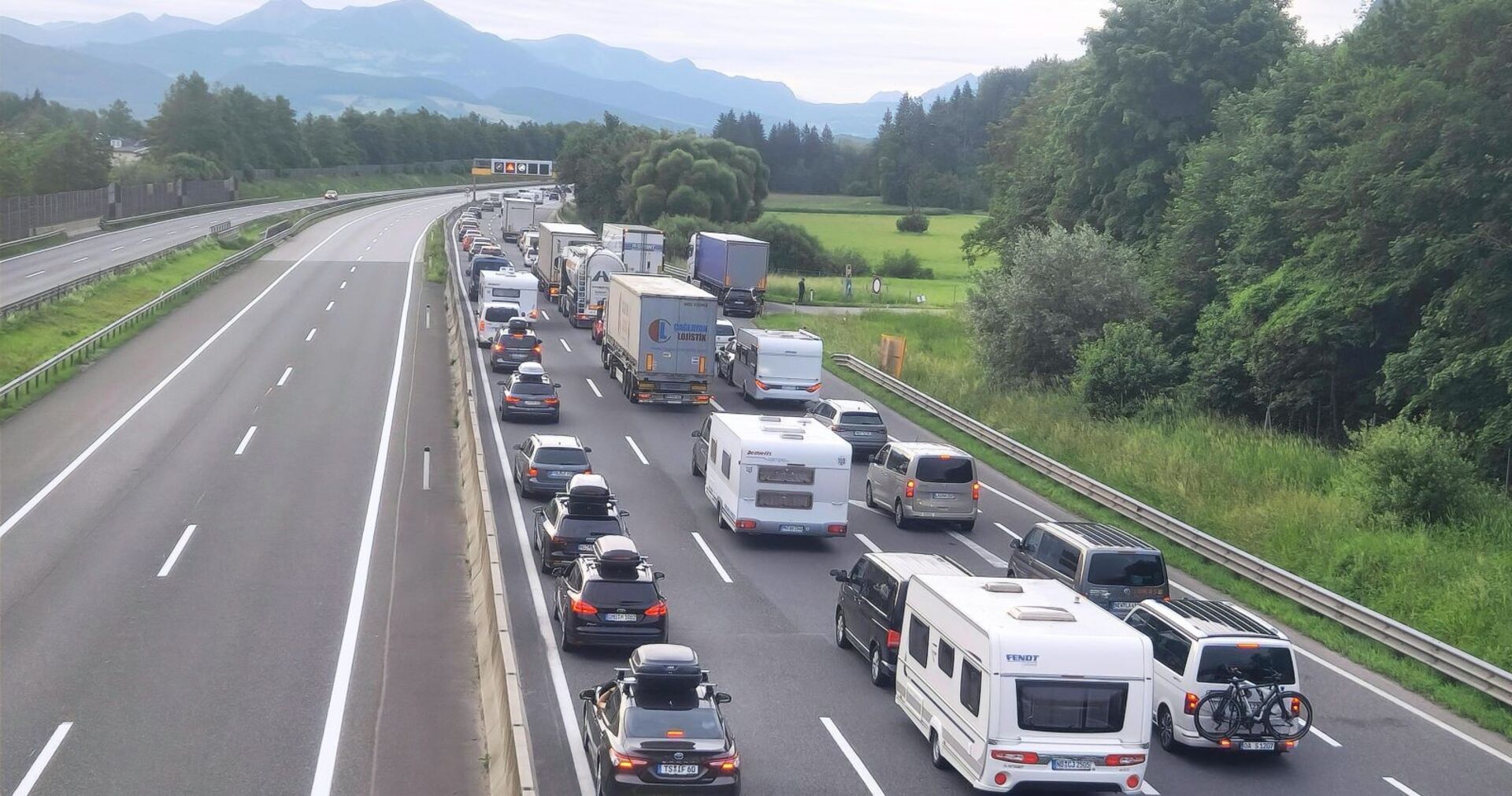 Stau auf der A10 Richtung Süden.