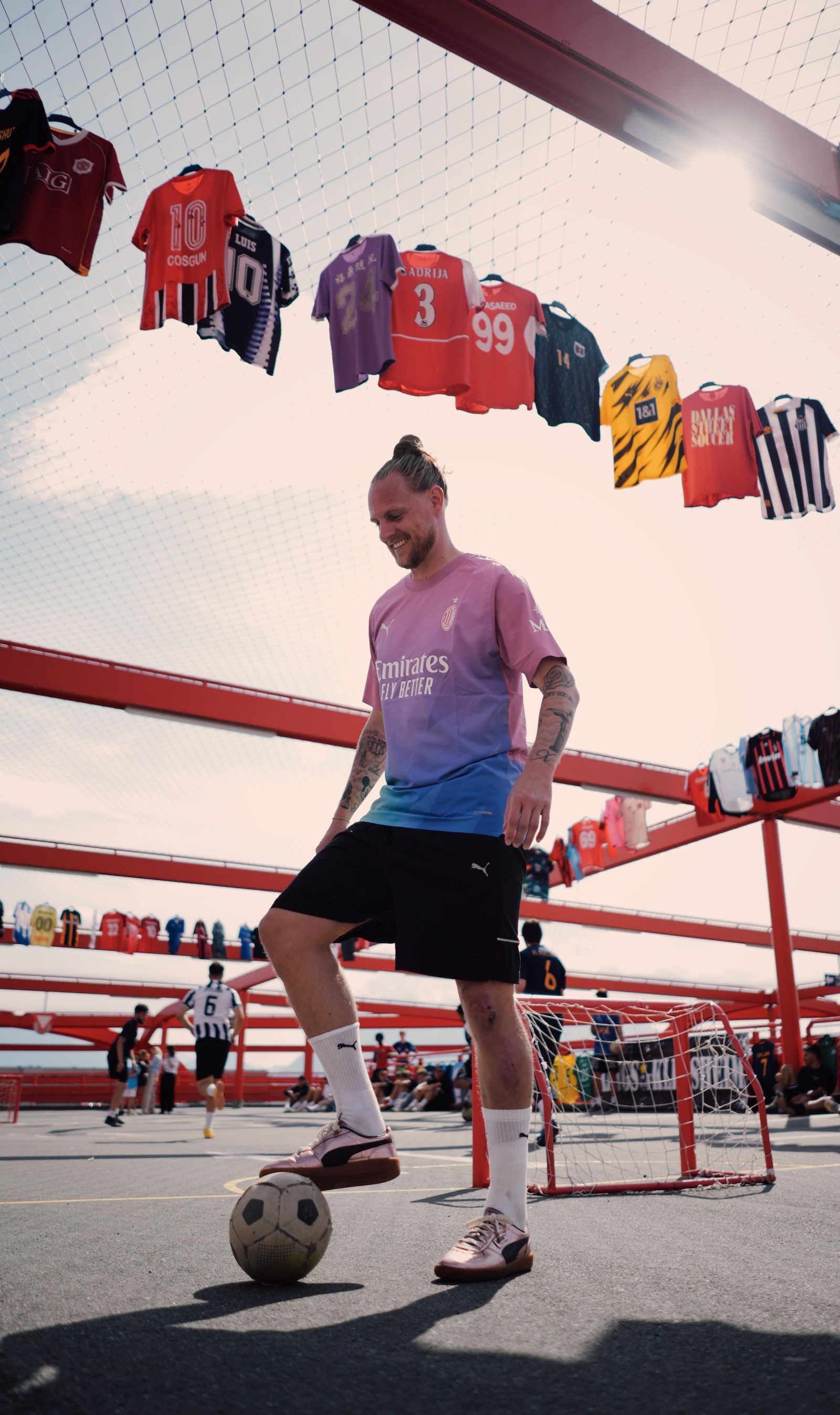 Straßenfußballer Federer kickt wieder mit Leidenschaft.