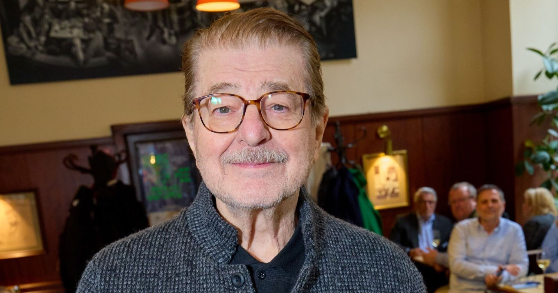 Erwin Steinhauer mit Brille und grauer Strickjacke