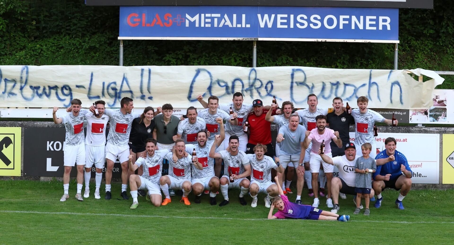 SV Schwarzach feiert den Aufstieg in die Salzburger Liga.