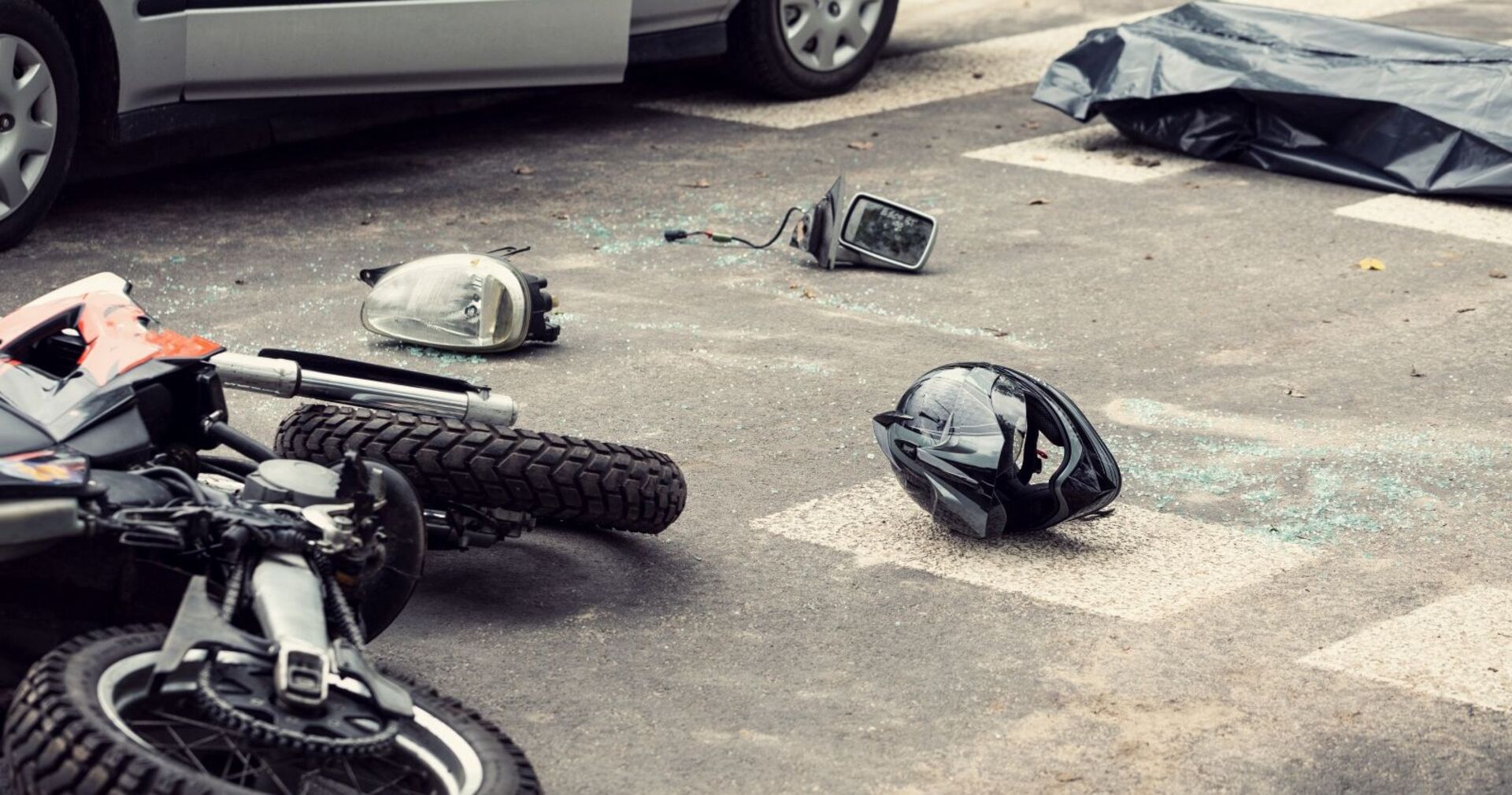 Ein Motorrad liegt nach einem Unfall auf der Straße.