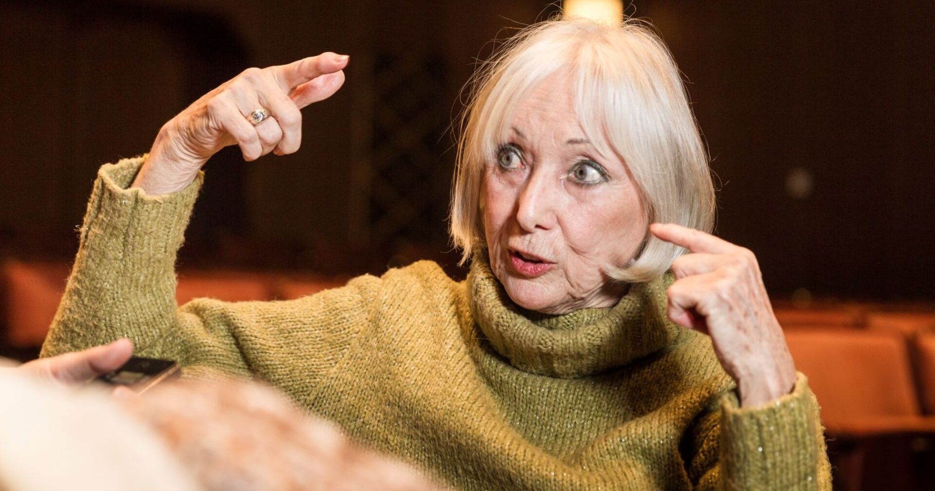 Topsy Küppers in einem Theater.