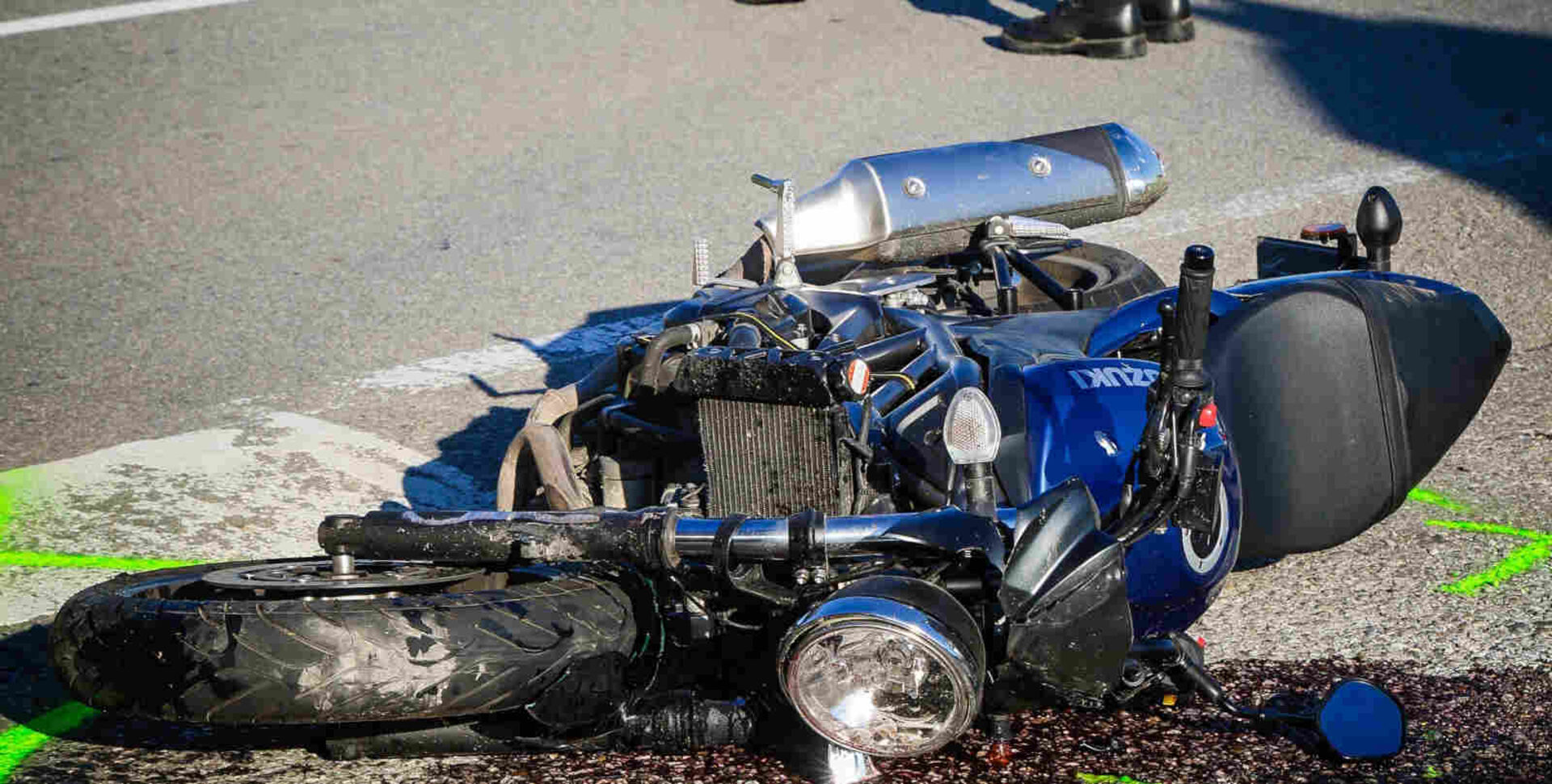 Motorrad liegt auf der Straße und ist kaputt