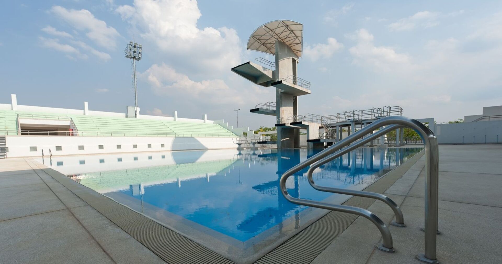 Ein leerer Sprungturm in einem Schwimmbad.