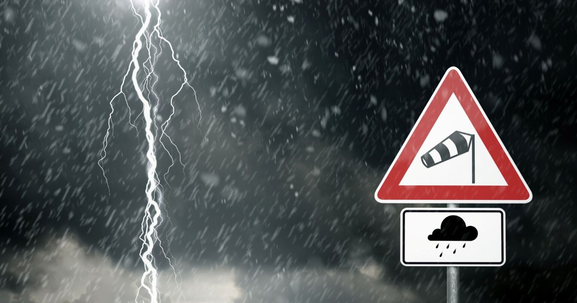 Warnschild neben einer Gewitterwolke und einem Blitz