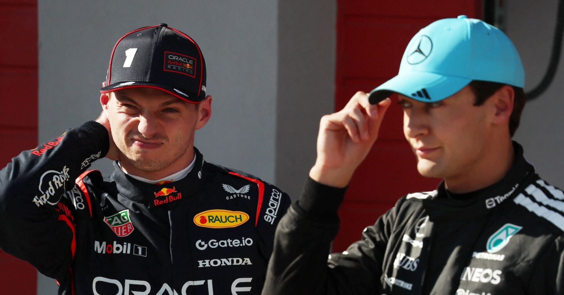 Max Verstappen und George Russell bei einem Formel-1-Wochenende, Verstappen schaut genervt, Russell hebt die Kappe.