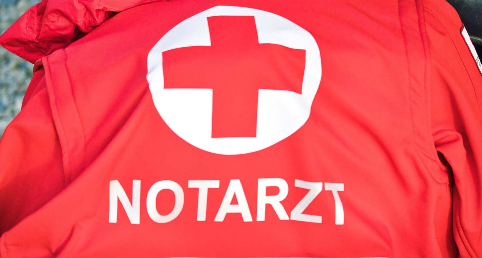 Rot-weiße Jacke mit Schriftzug