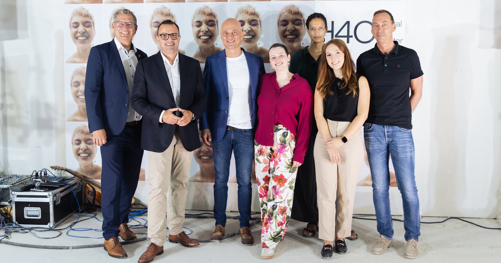 Sieben Personen auf der auseleuchteten Praxis-Baustelle