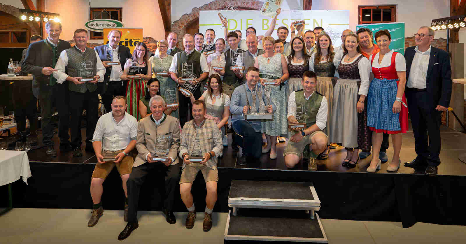 Mehrere Menschen posieren für ein Foto