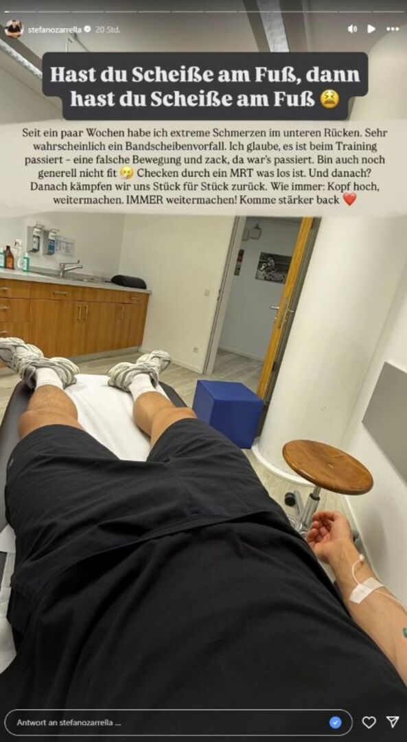 Stefano Zarrella liegt mit Infusion auf Krankenbett