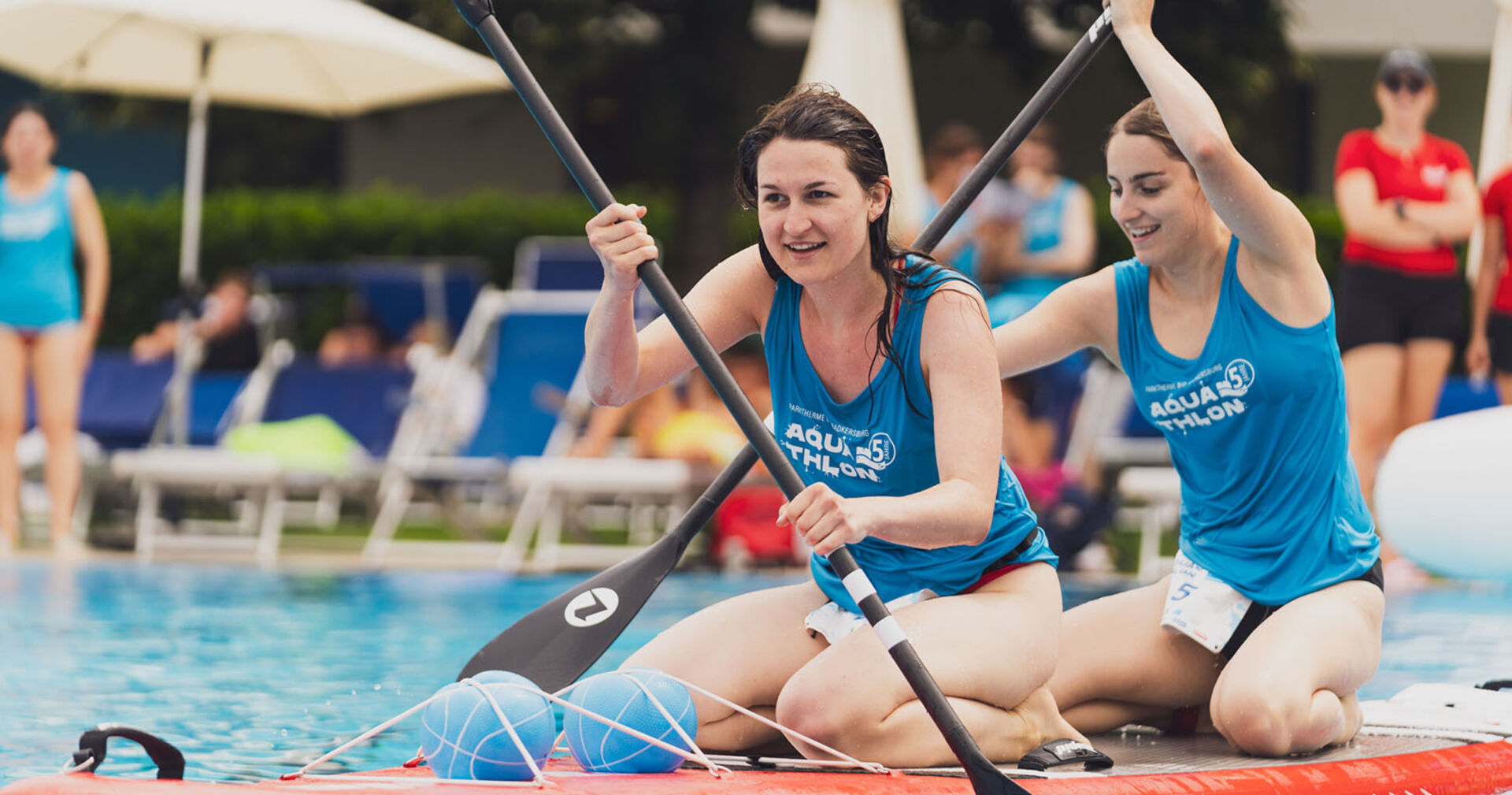 Zwei Frauen auf einem Paddleboard