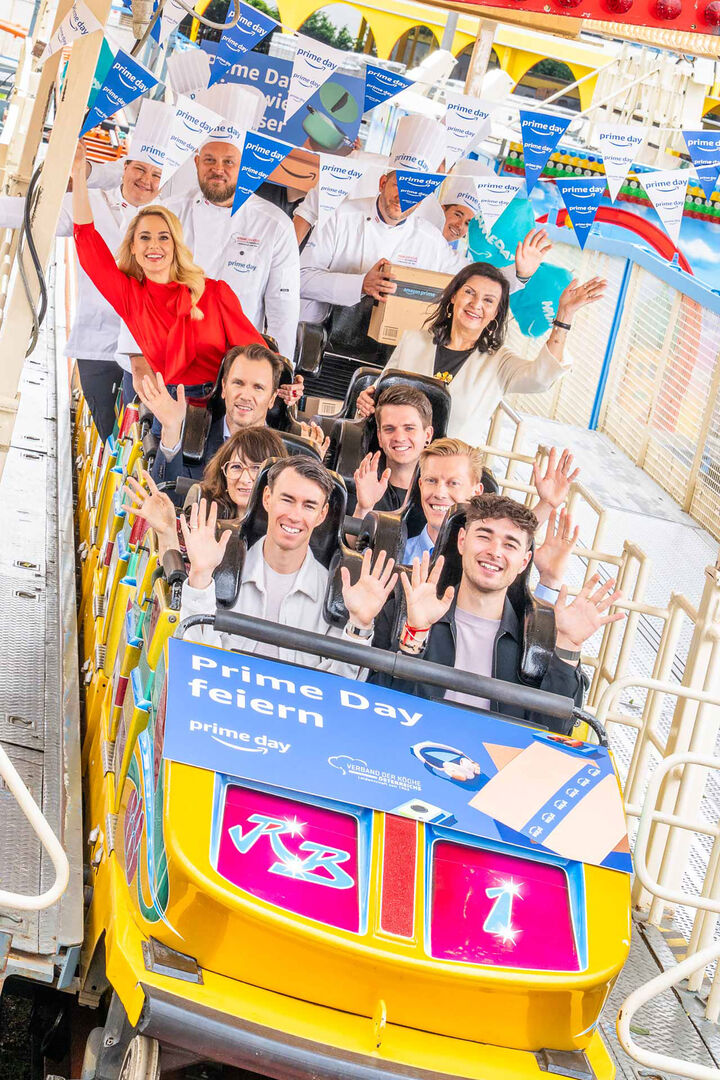 Silvia Schneider mit vielen Menschen in einer Achterbahn | Credit: Amazon/Maximilian Lottmann