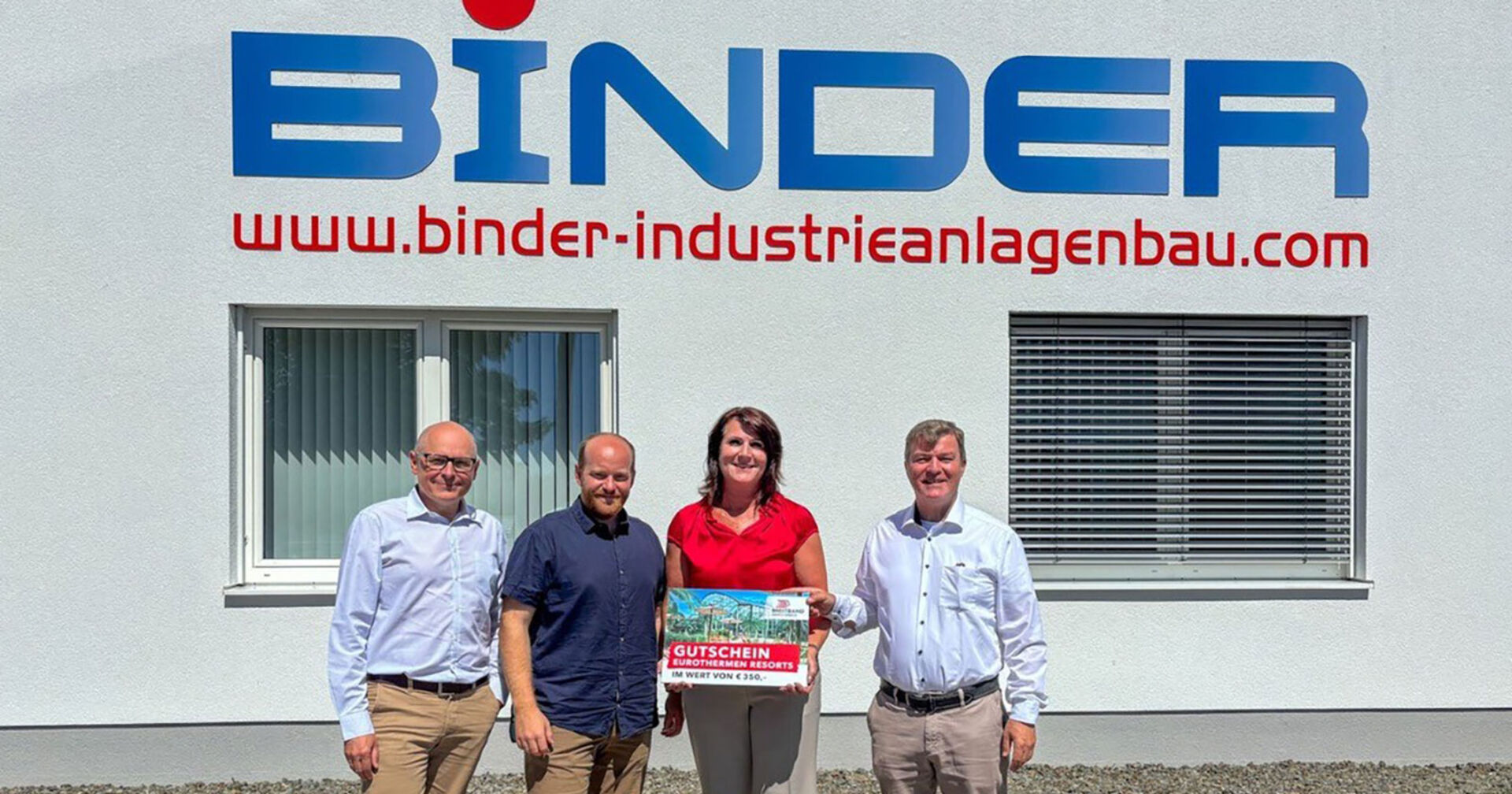 Eine Frau und drei Männer posieren für ein Gruppenfoto vor einem Firmengebäude | Credit: BBOÖ