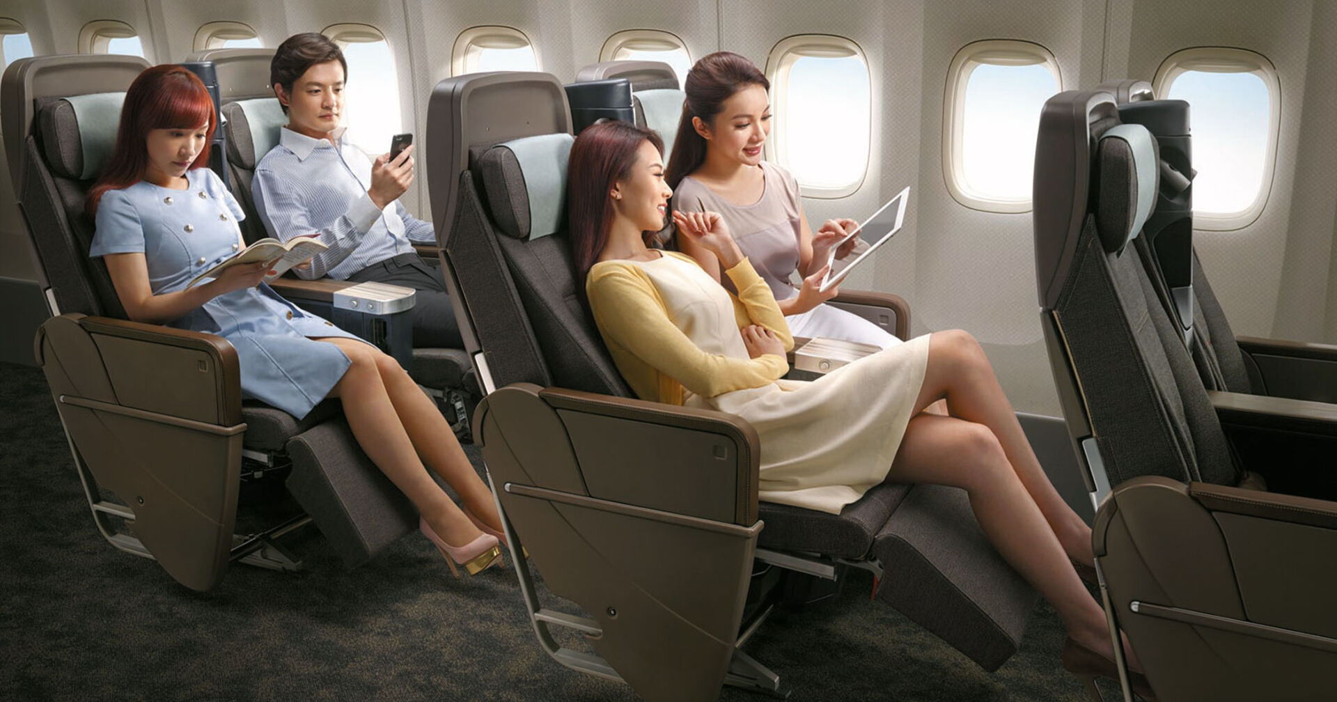 Drei Frauen und ein Mann surfen im Internet an Bord einer Maschine | Credit: China Airlines