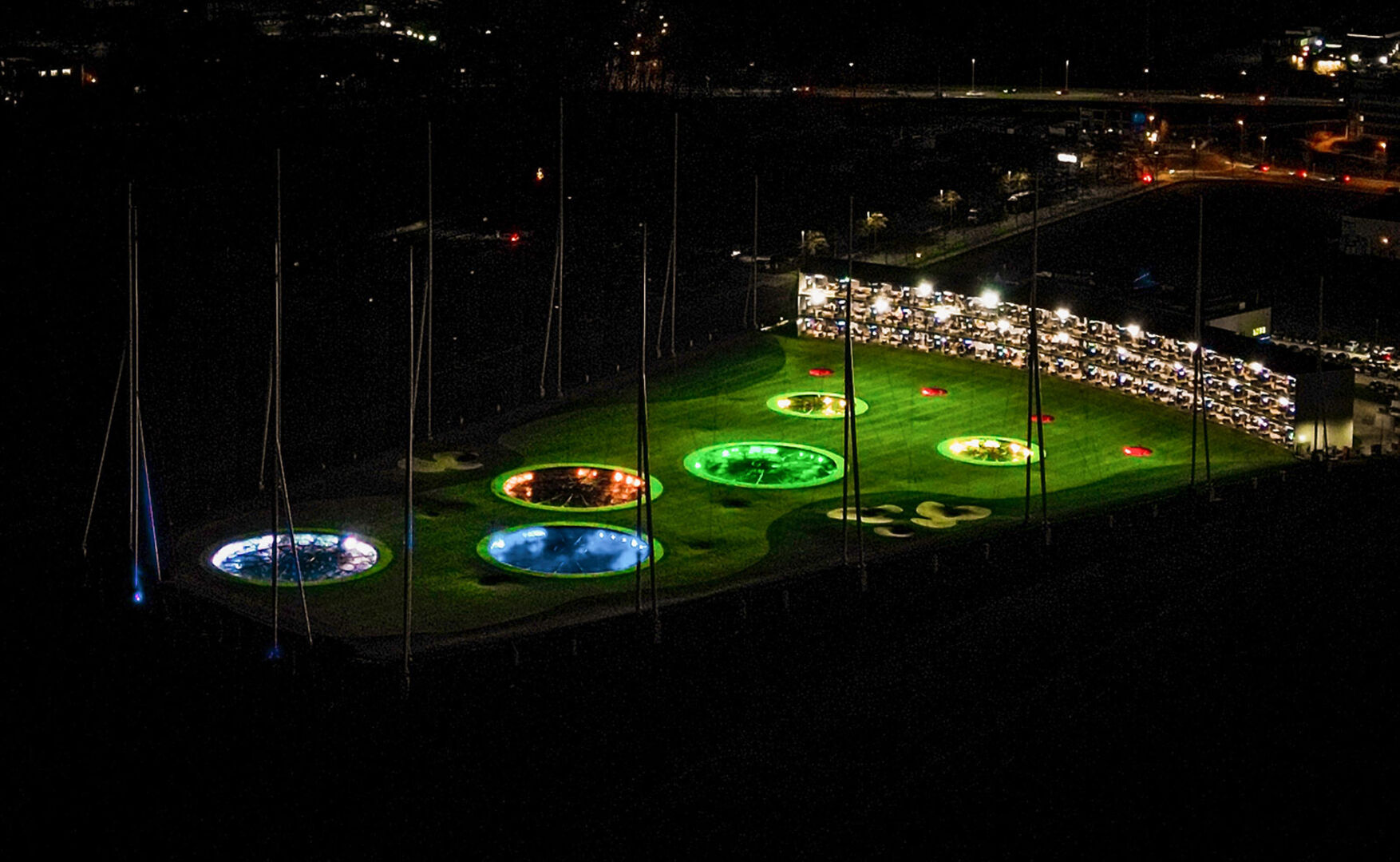 Golfanlage bei Nacht | Credit: Topgolf Wien