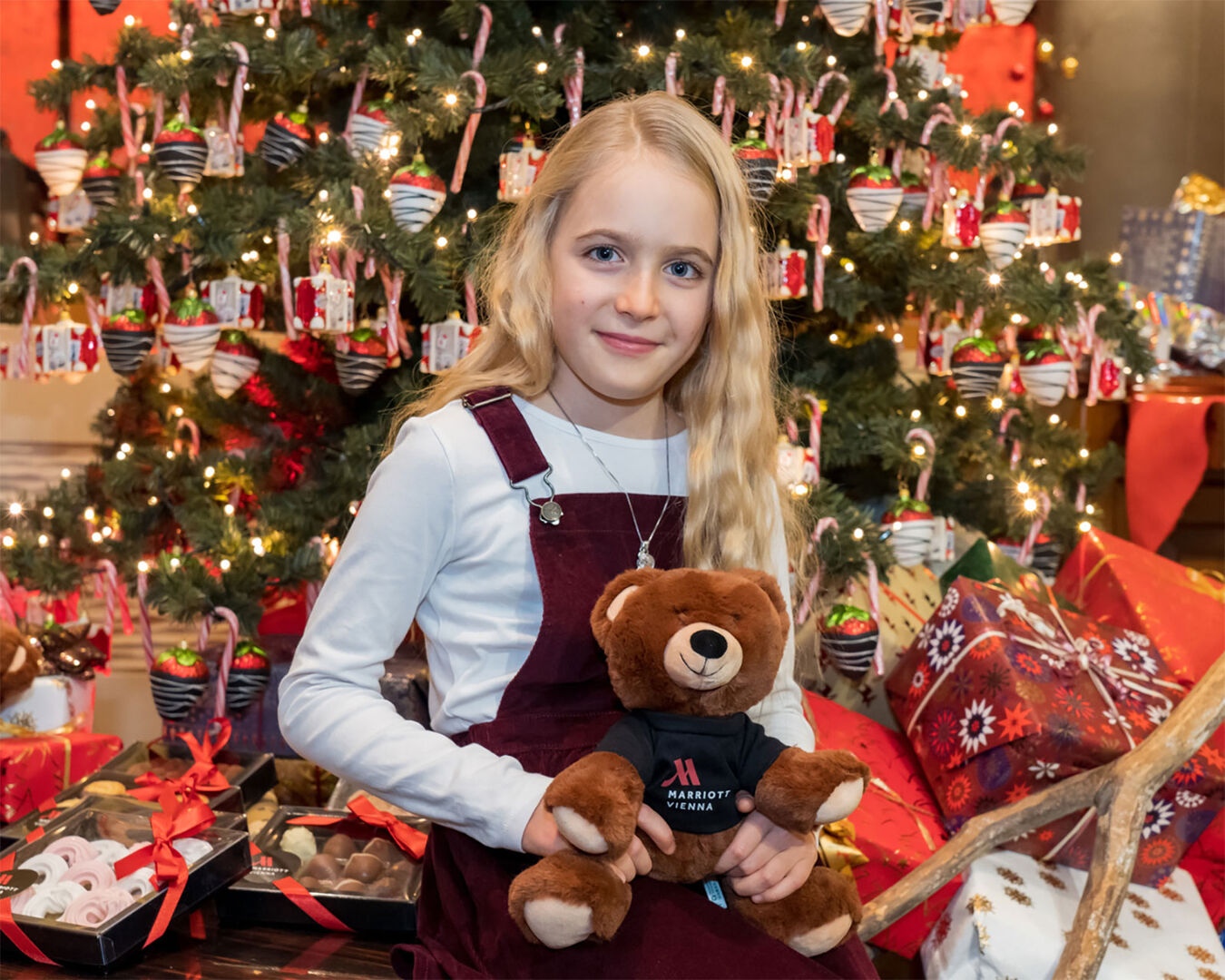 Mädchen mit Teddy vor Weihnachtsbaum | Credit: Vienna Marriott Hotel