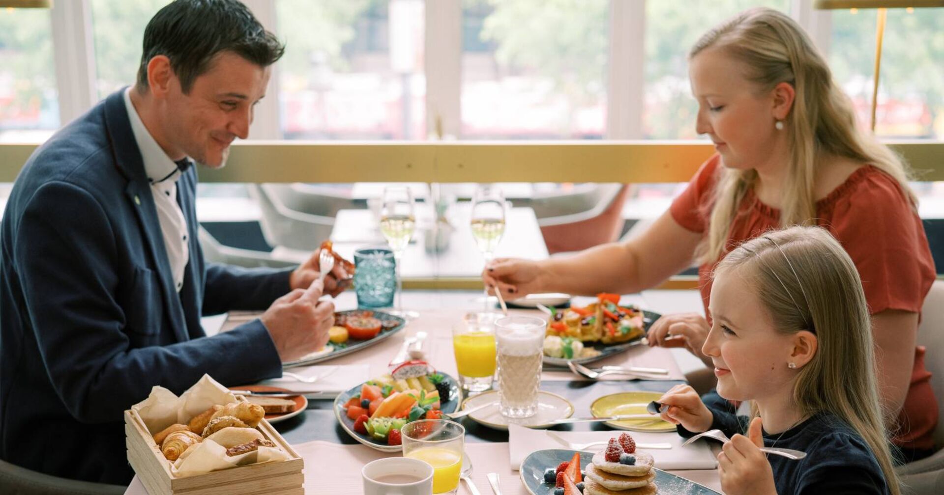 Elternpaar mit Tochter bei einem amerikanischen Frühstück | Credit: Vienna Marriott Hotel
