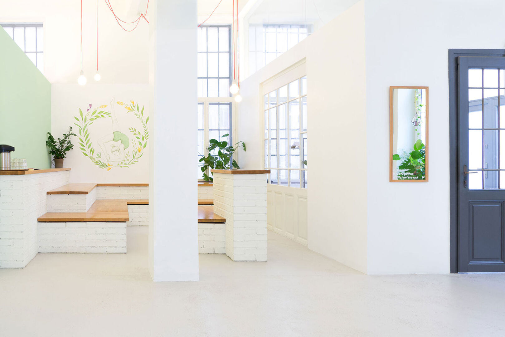 Eingangsbereich eines Yoga-Studios | Hell erleuchtetes Yoga-Studio | Credit: Yoga Loft Wien/Moritz Zangl