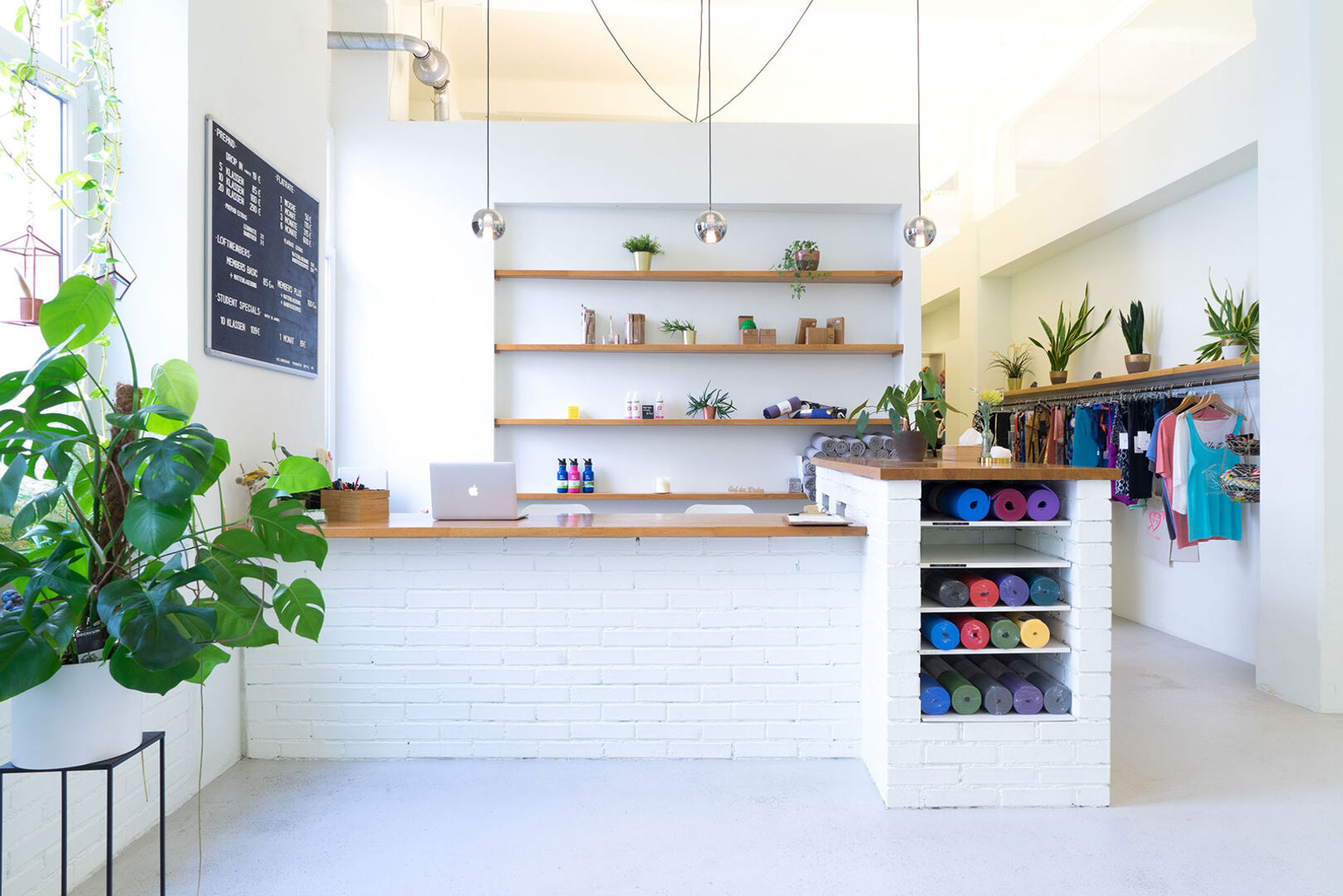 Freundlich gestalteter Essbereich | Credit: Yoga Loft Wien/Moritz Zangl