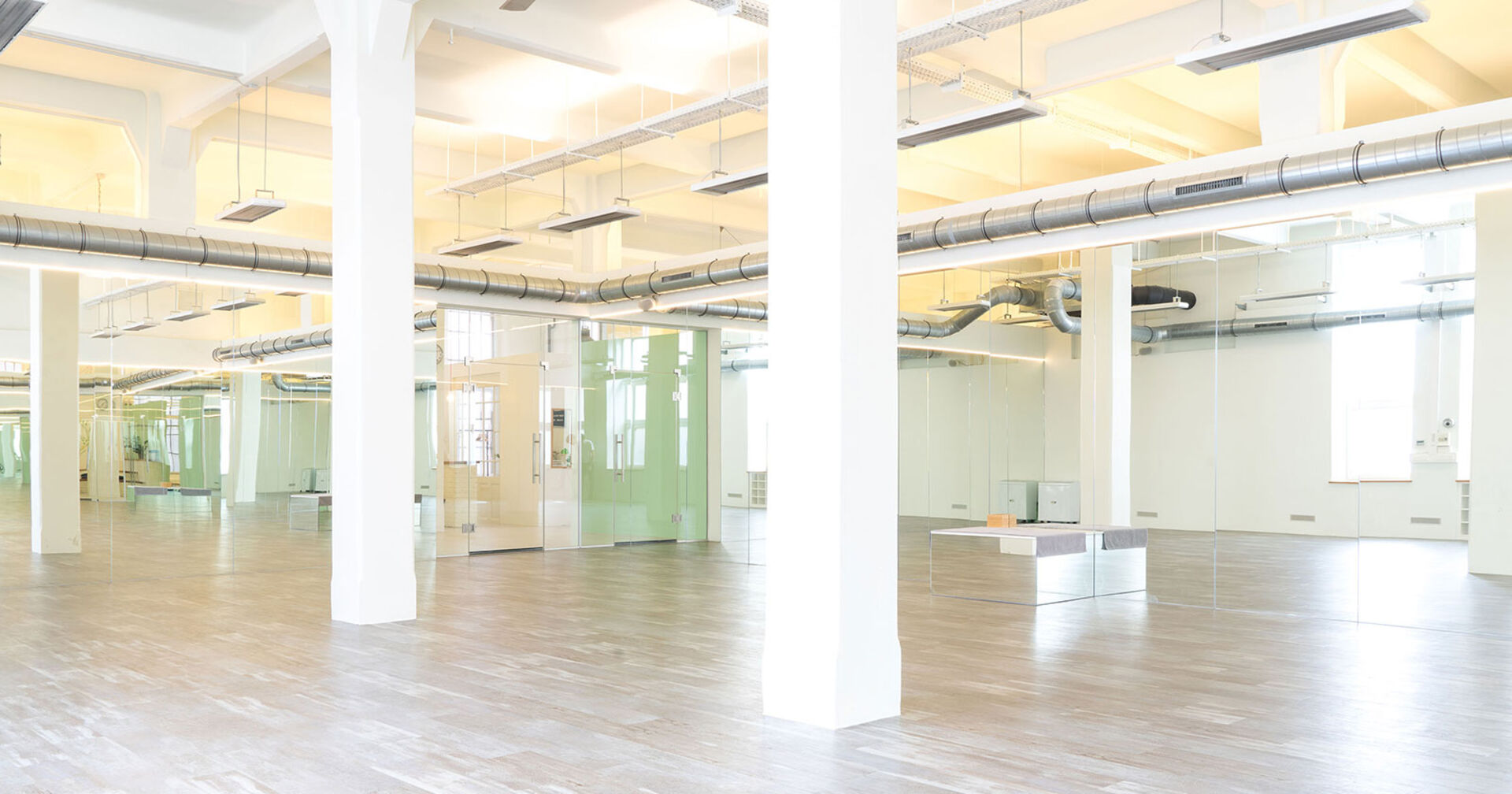 Hell erleuchtetes Yoga-Studio | Credit: Yoga Loft Wien/Moritz Zangl