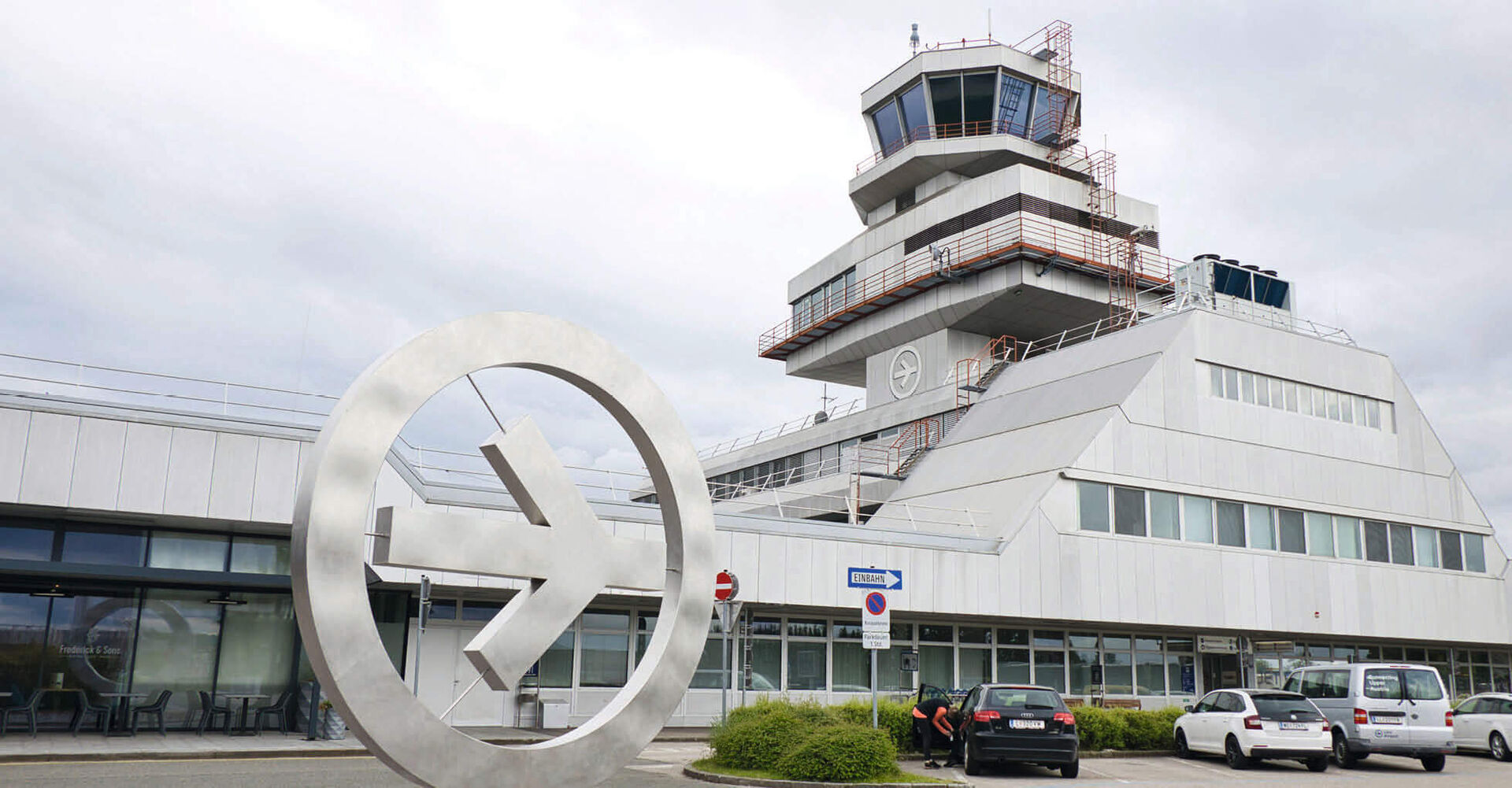 Flughafen Linz ohne Vision: Statt strategisch und klug zu investieren, wurden Jahr für Jahr satte Dividenden kassiert.