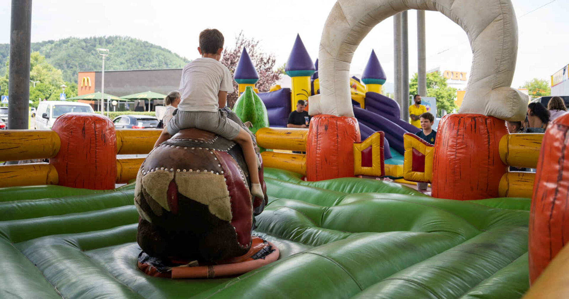 Kind auf einem Sattel