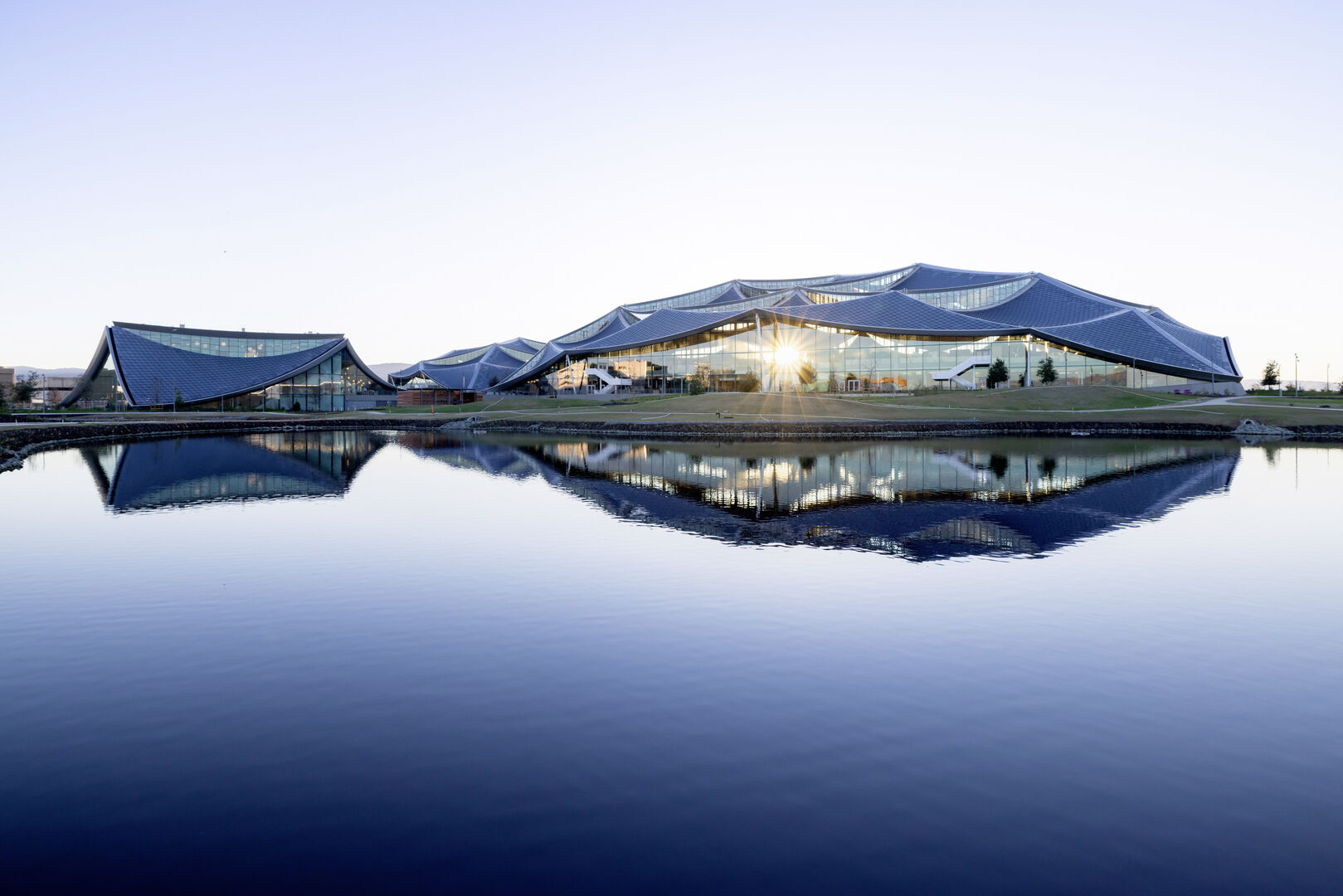 Riesiges Gebäude vor einem See