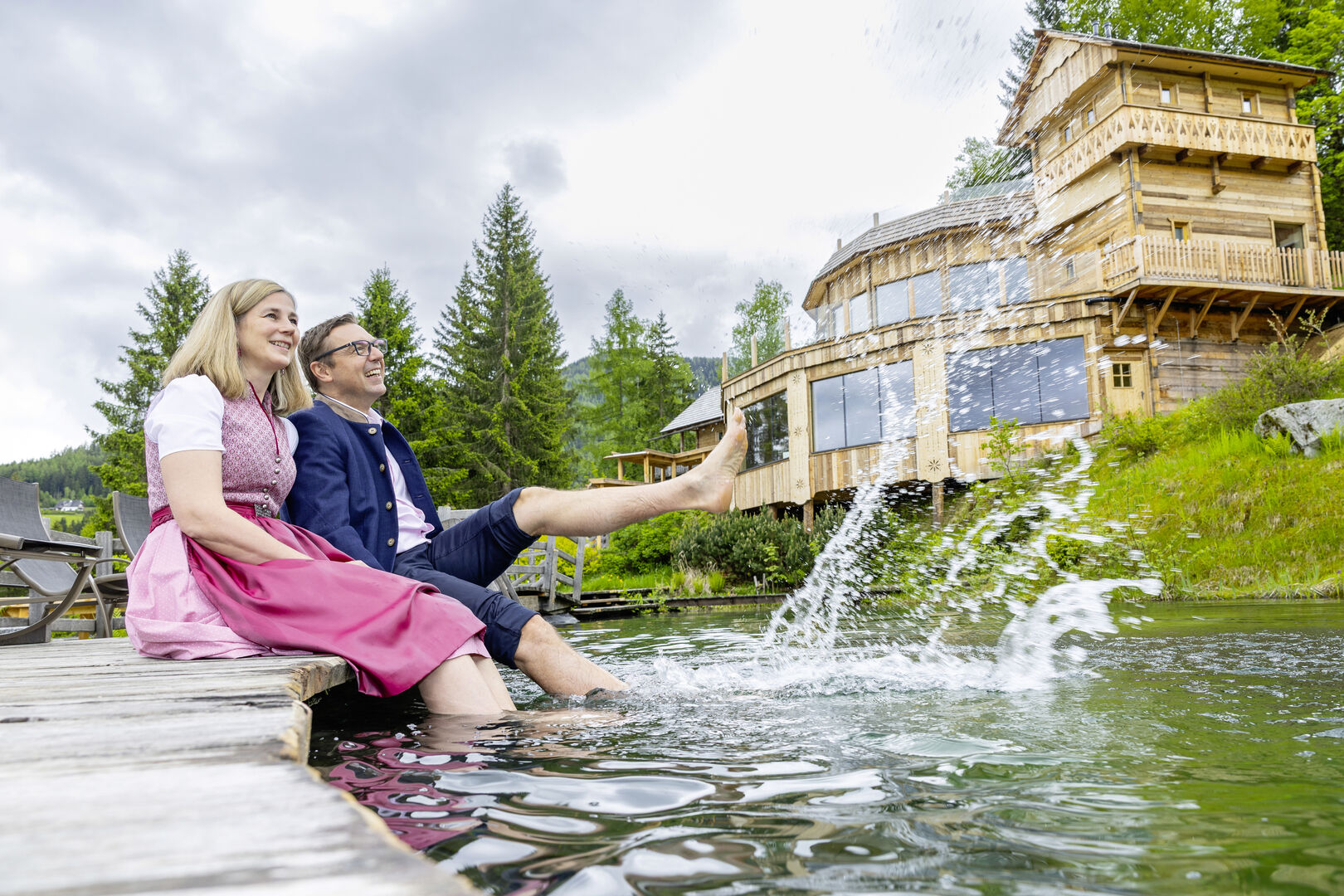 Gerhard und Katrin Höflehner sitzen am Naturteich