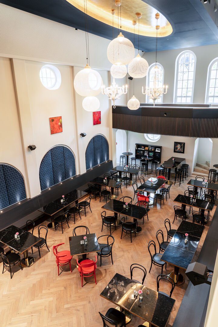 Ein großer Raum mit Tischen und Stühlen