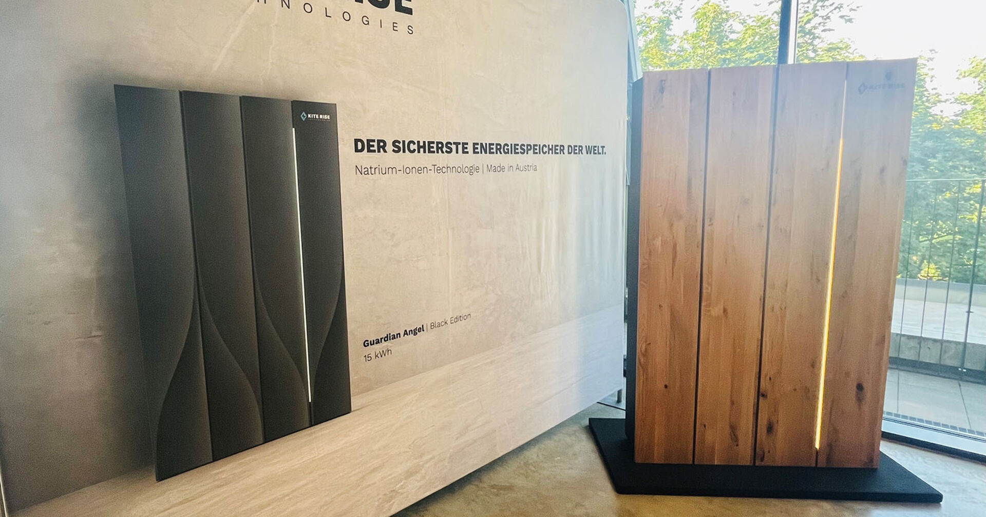 Zwei Energiespeicher im Rahmen einer Präsentation