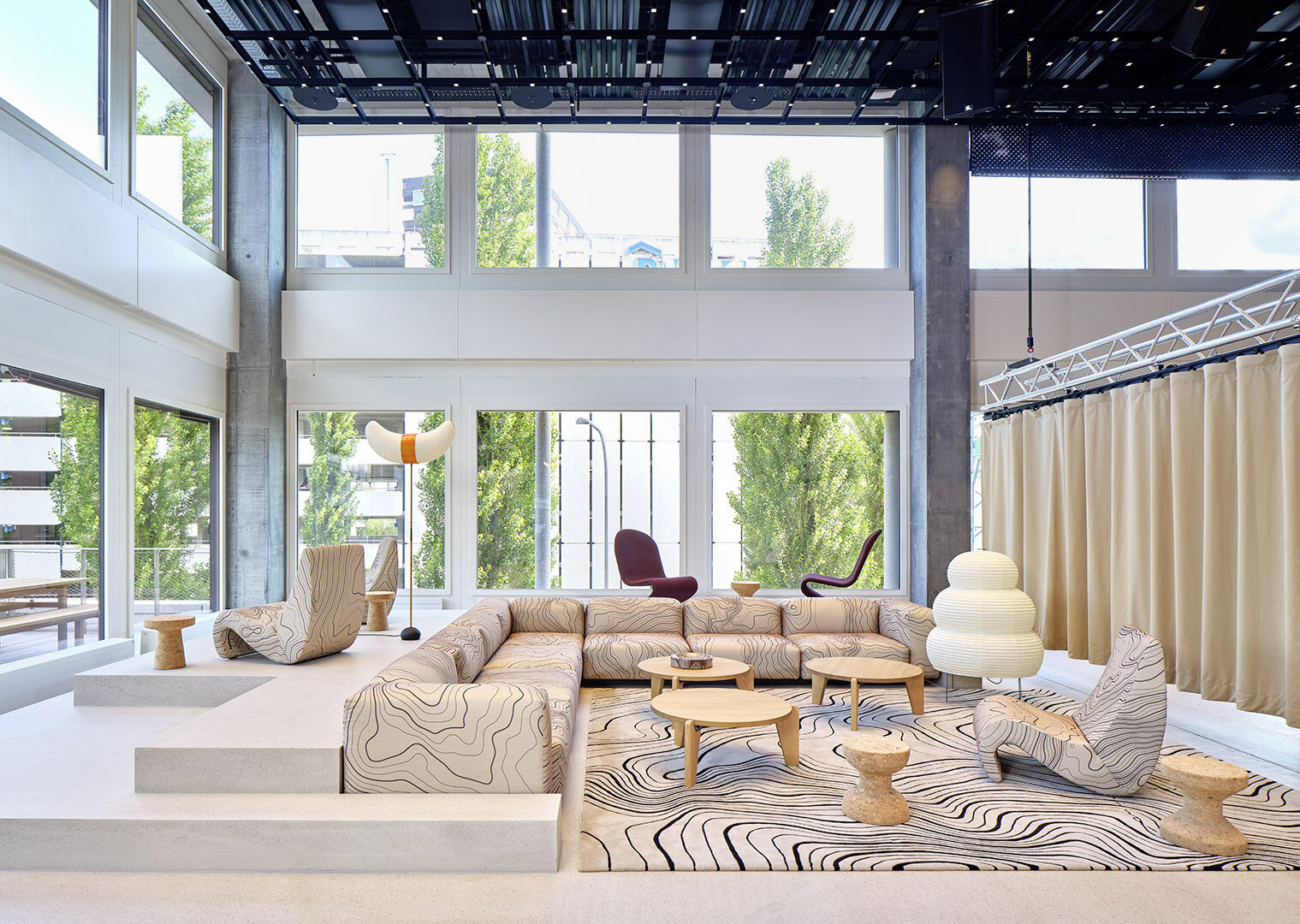 Eine beige Couch in einem großen Raum