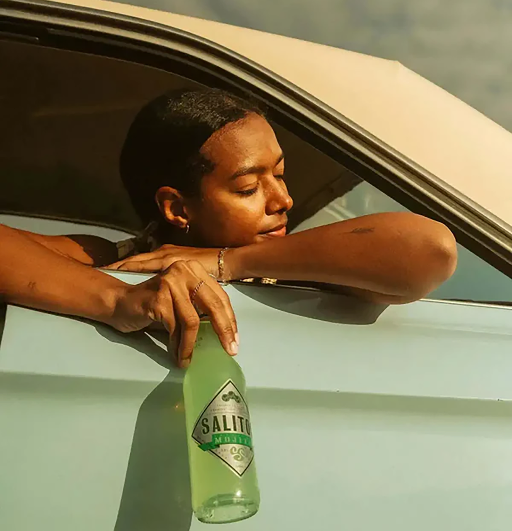 Frau mit Salitos in der Hand | Credit: premium-drinks &amp; more