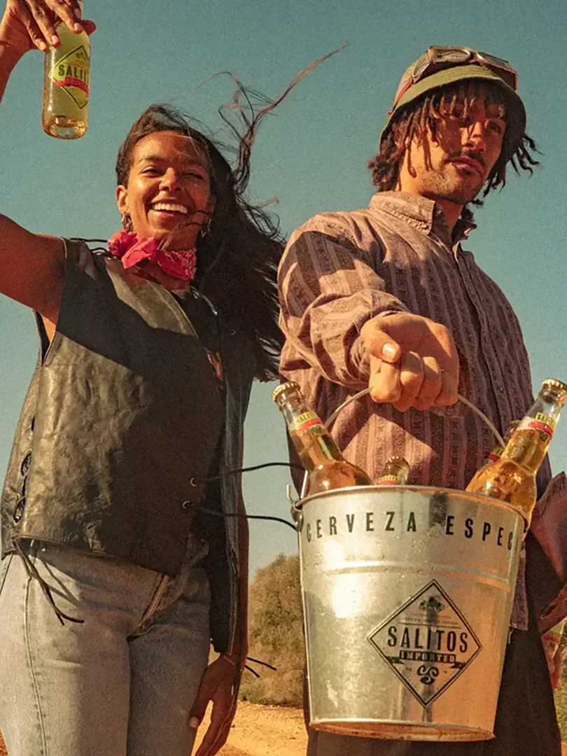 Mann und Frau trinken Salitos | Credit: premium-drinks &amp; more