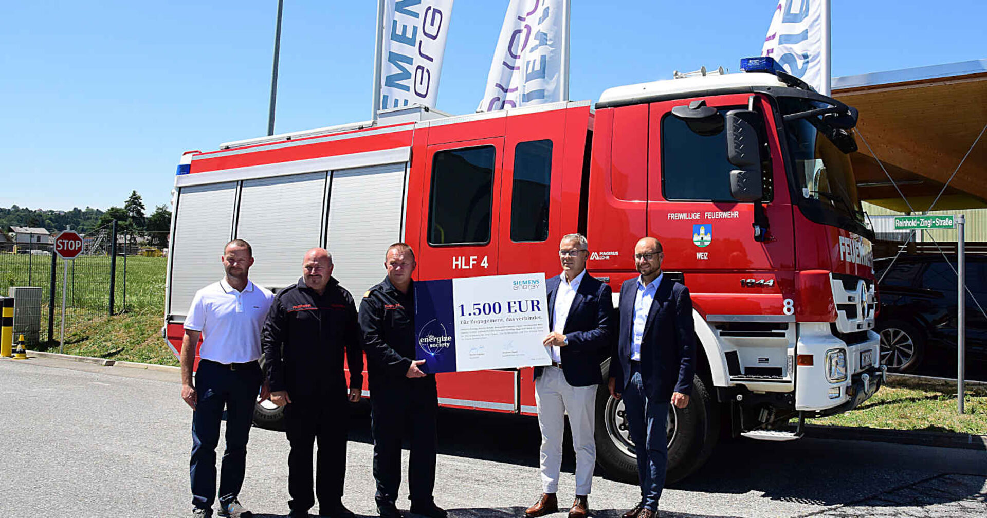 Männer vor einem Feuerwehrauto