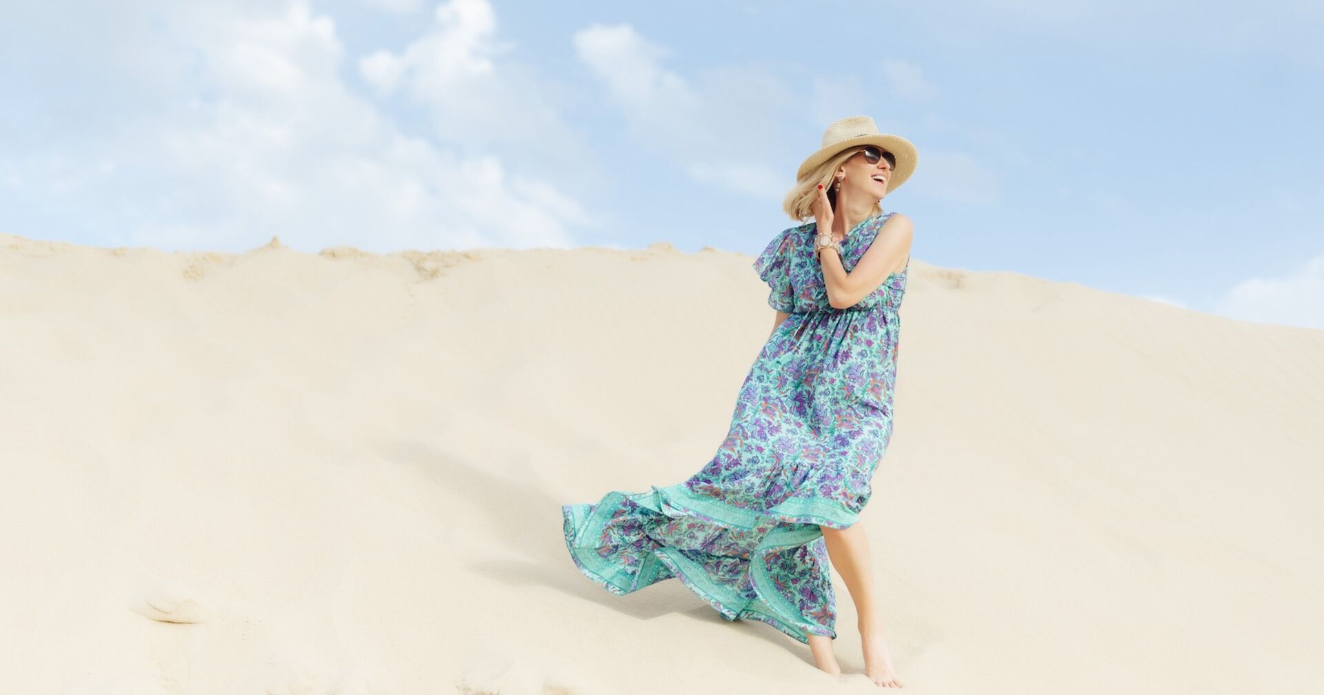 Frau in Sommerkleid auf Sanddüne