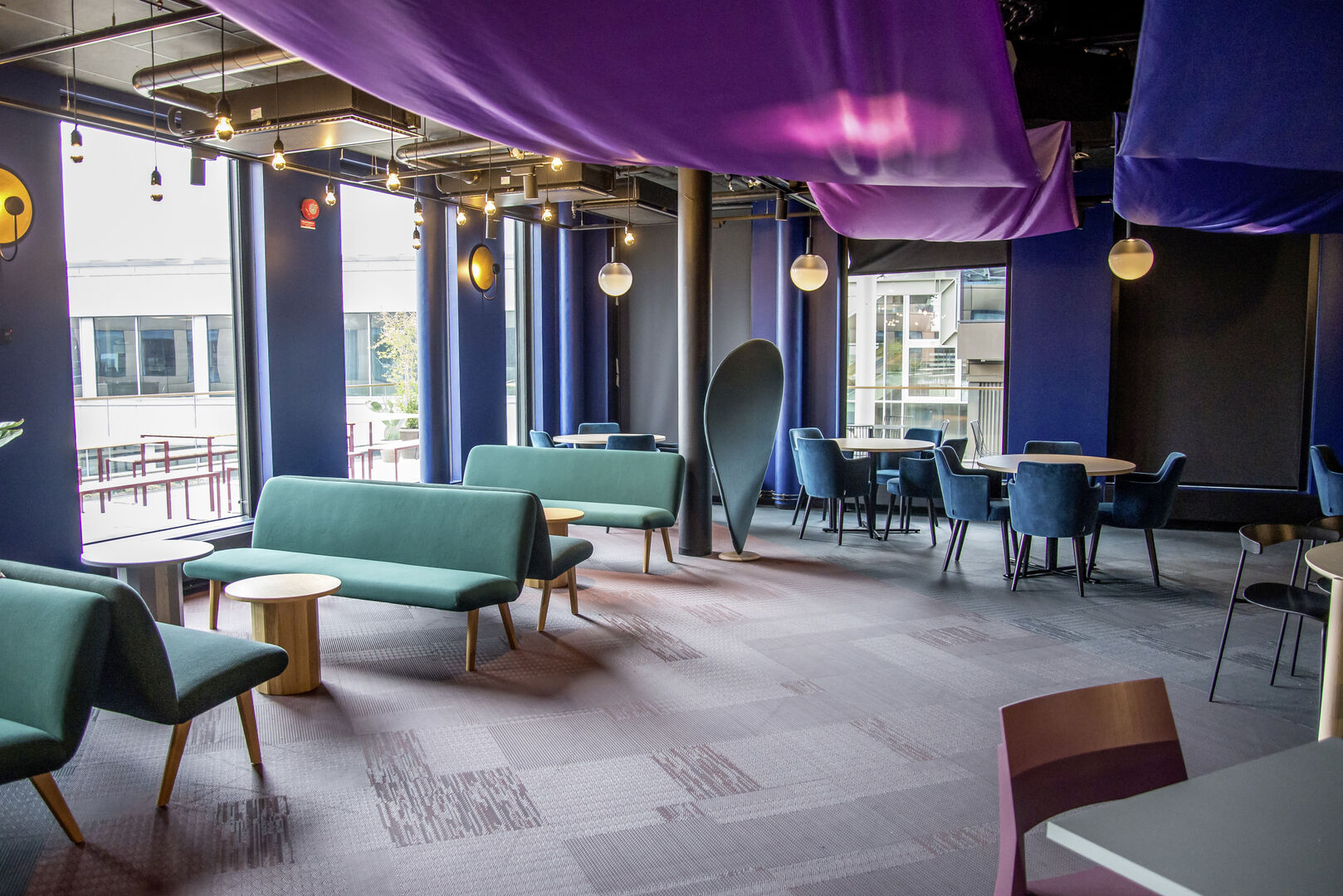 Gemütlicher Raum mit Bänken