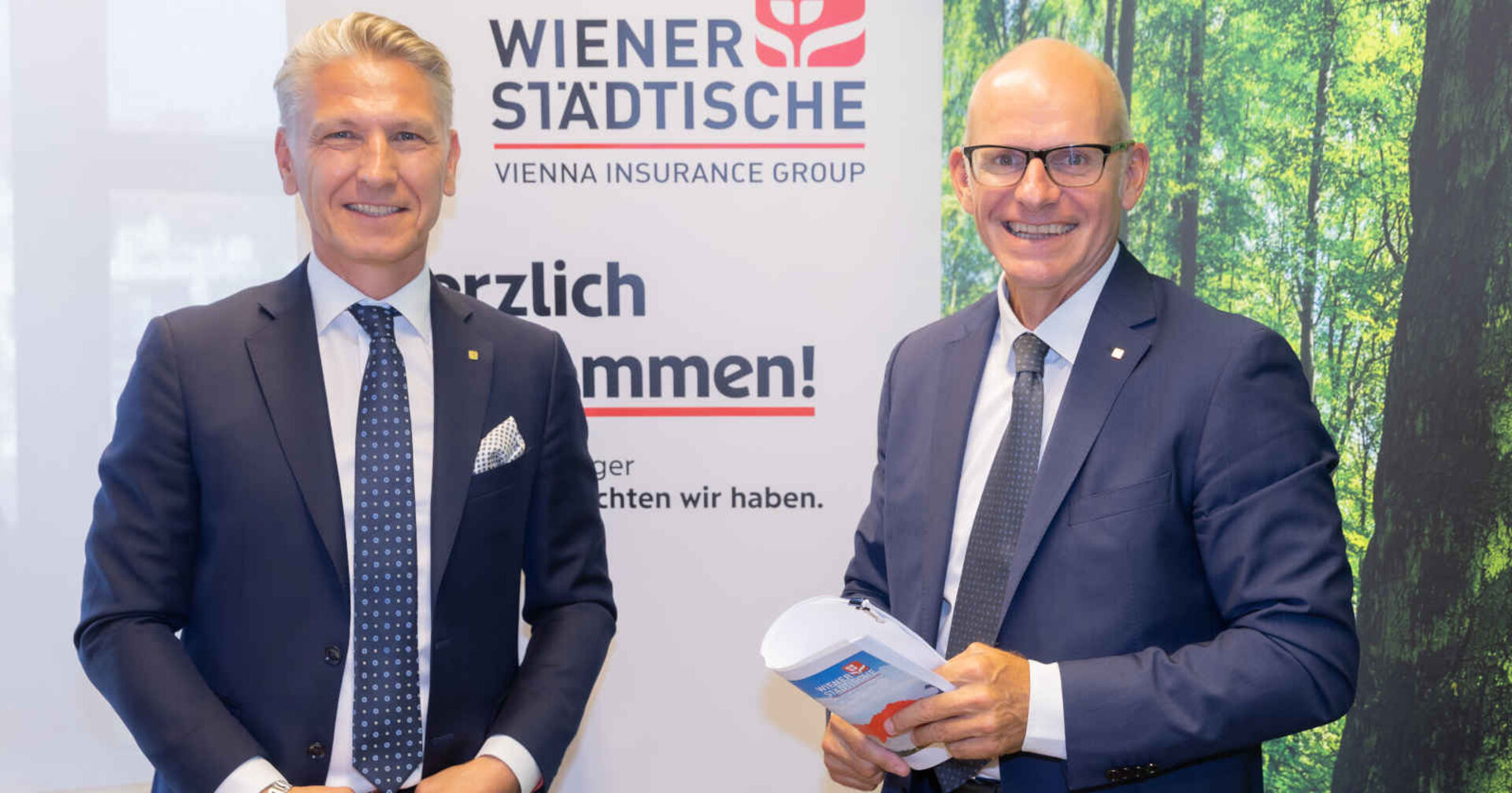 Zwei Männer lächeln