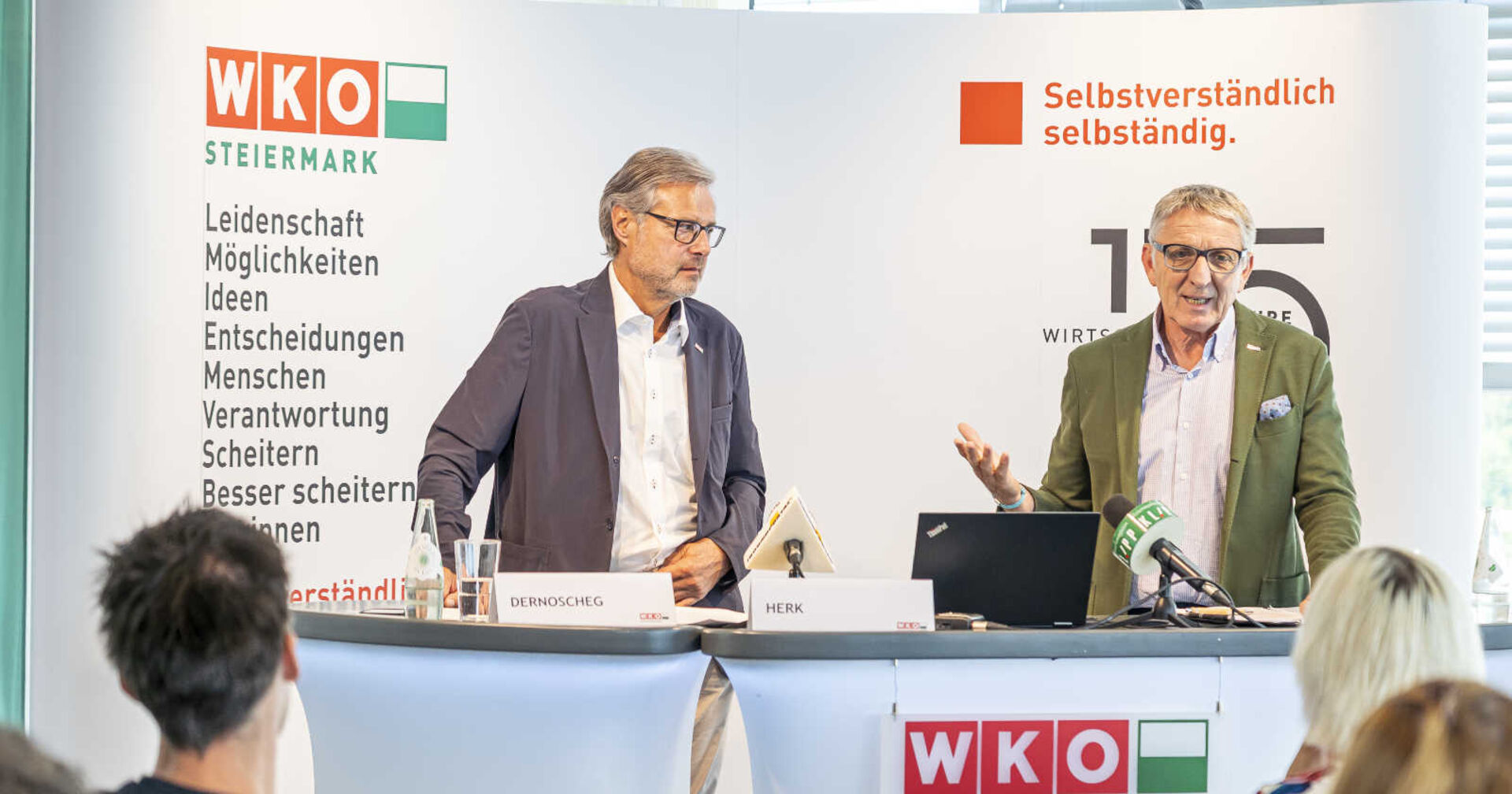 Zwei Männer sprechen