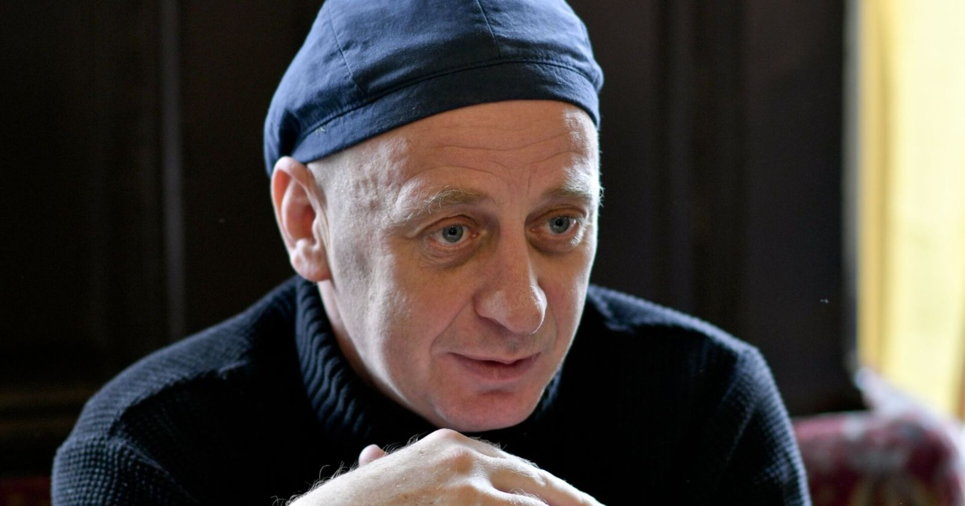 Kabarettist Alf Poier nachdenklich