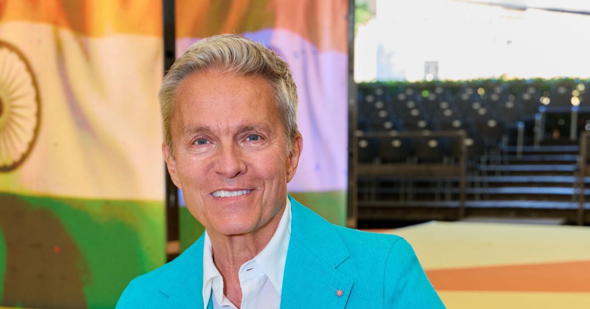 Alfons Haider in einem türkisen Sakko