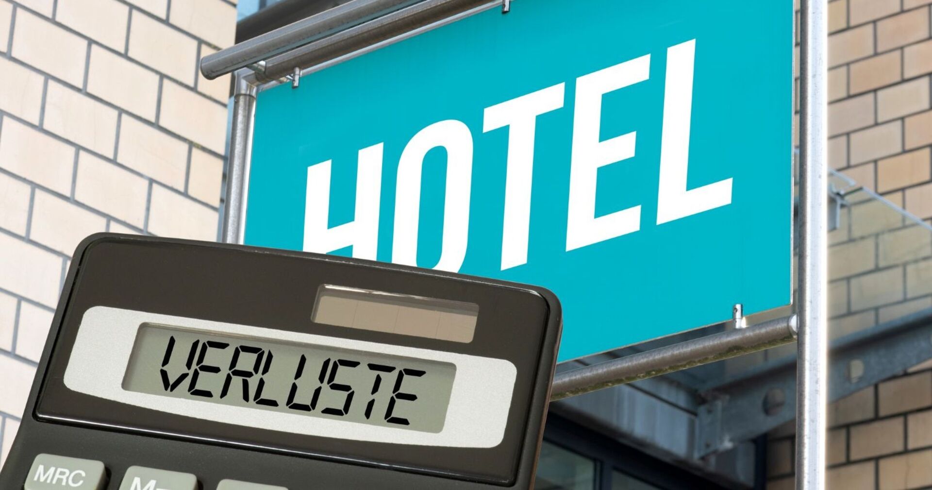 Hotelschild und Taschenrechner mit dem Wort Verluste