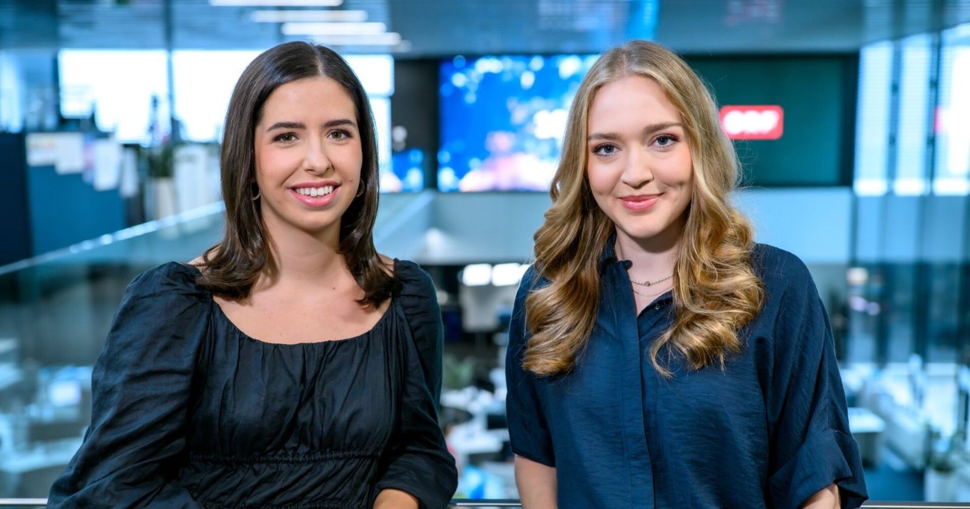 ZIB auf TikTok Im Bild: Sophie Ströbitzer, Ambra Schuster im Newsroom des ORF