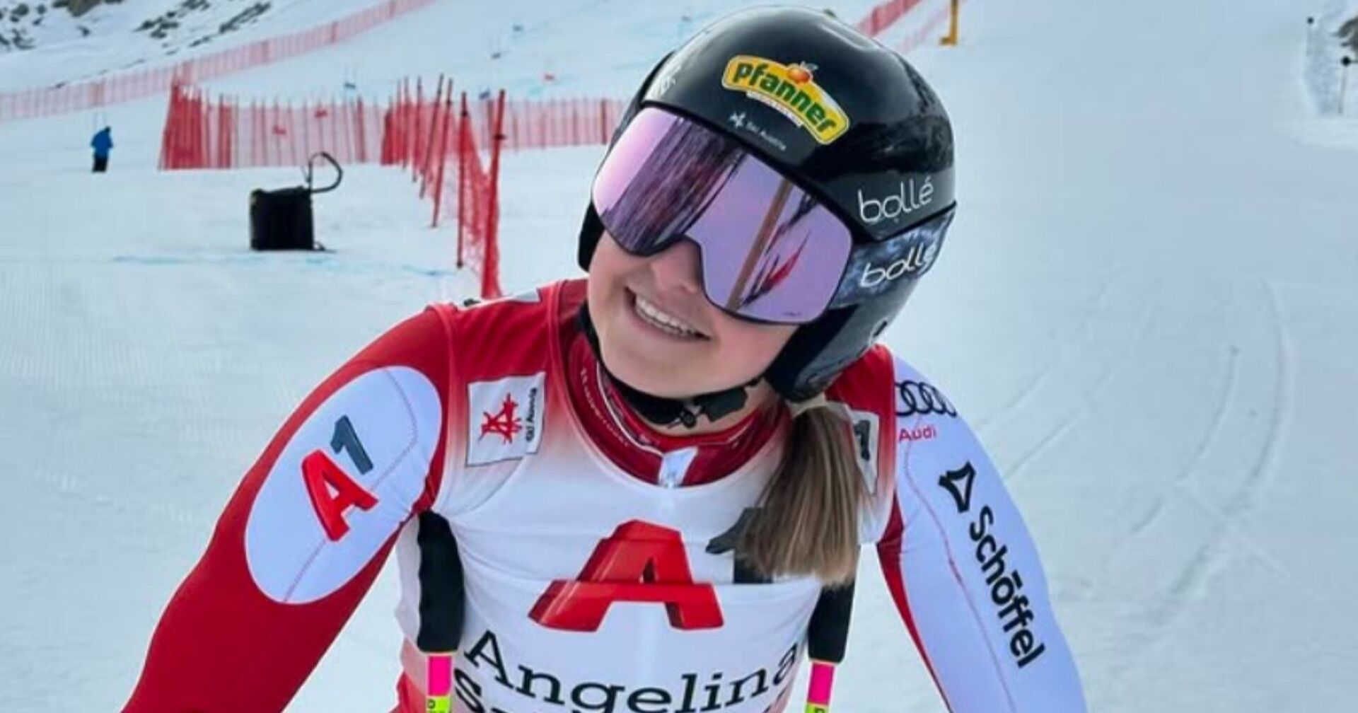 Angelina Salzgeber lächelt in Skigewand auf der Piste in Sölden